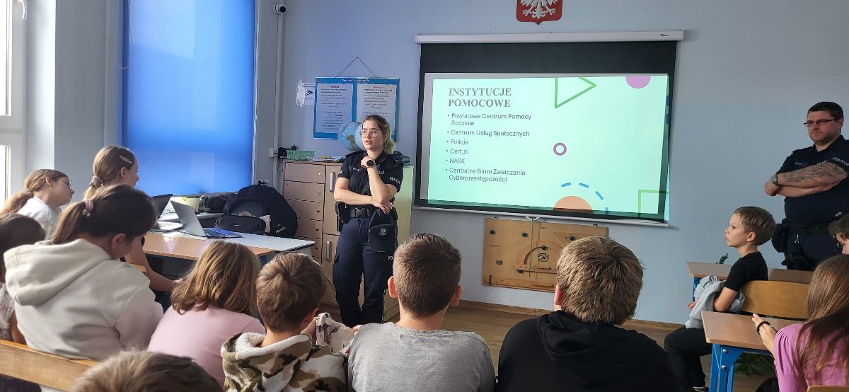 Zdjęcie: Zajęcia z funkcjonariuszami KP Police