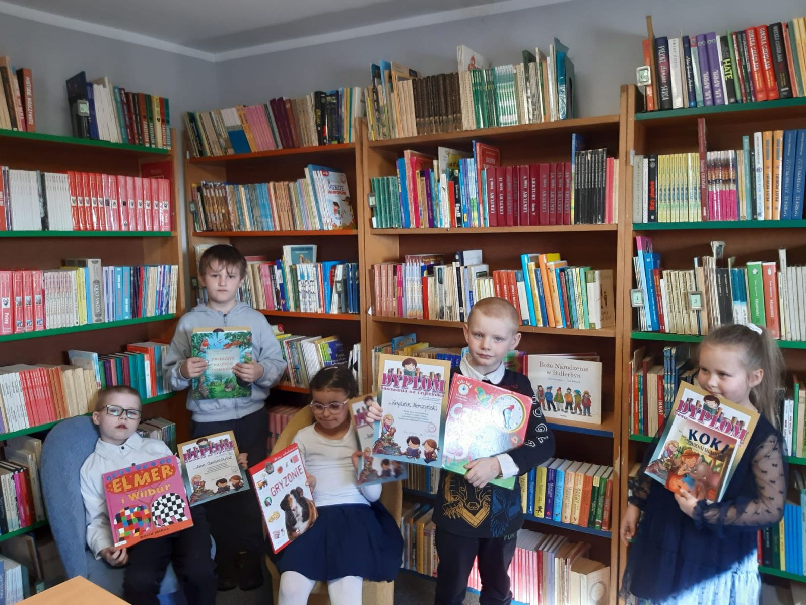 Zdjęcie: Pasowanie na czytelników kl 1